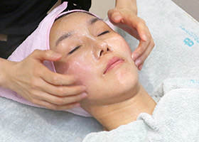 Tiến hành hăm sóc hậu phẫu thuật căng da mặt một cách hệ thống